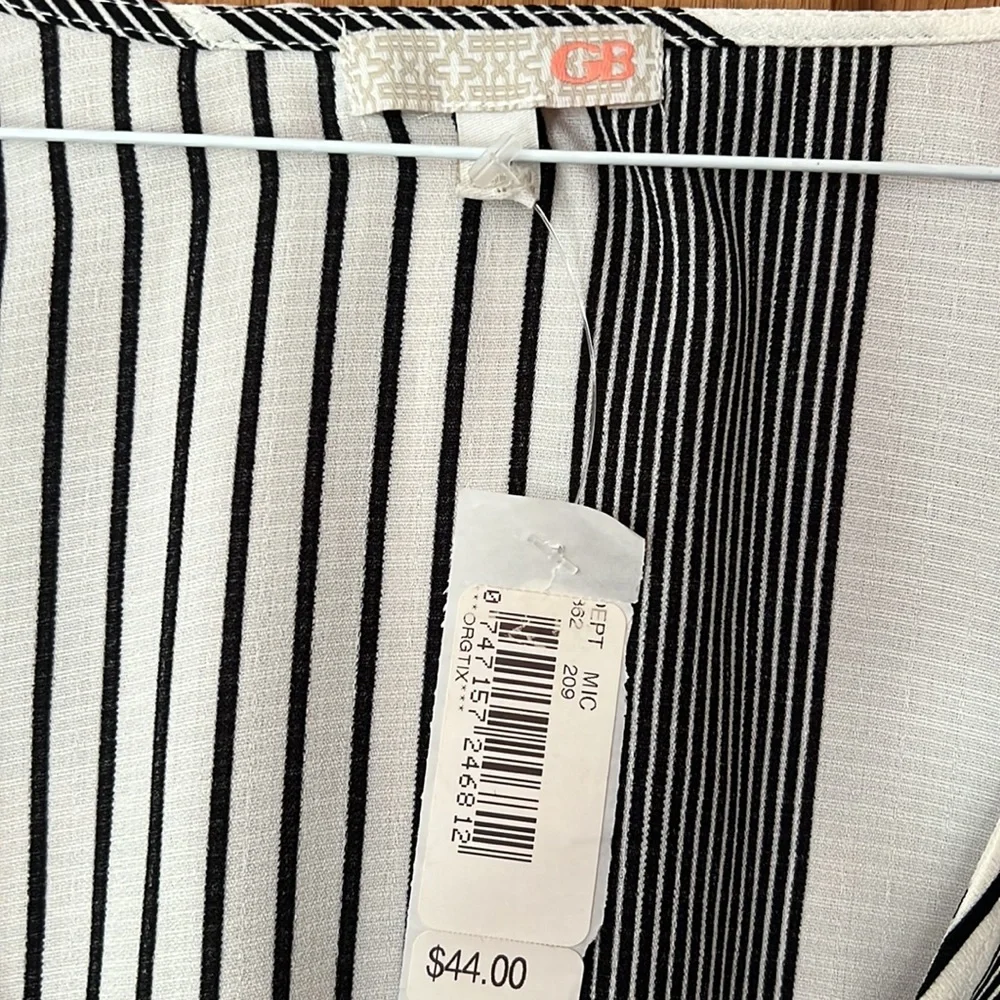 Gianni Bini slightly bow sleeve crisscross top - Picture 2 of 8